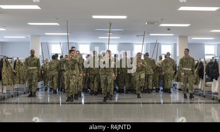 Grands Lacs, Illinois (oct. 29, 2018) une recrue division remplit un compteur mars tout en pratiquant les exercices militaires à l'intérieur de leur compartiment dans l'USS Kearsarge recruter des casernes à recruter le commandement de l'instruction. Plus de 30 000 recrues par année d'études supérieures de la marine est que boot camp. Banque D'Images