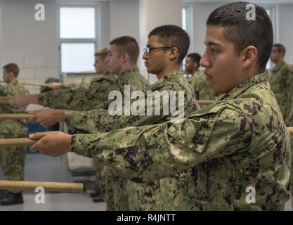 Grands Lacs, Illinois (oct. 29, 2018) Recrute l'exécution comme porte-drapeaux, communément appelé 'sticks', présente les armes, tout en pratiquant les exercices militaires à l'intérieur de leur compartiment dans l'USS Kearsarge recruter des casernes à recruter le commandement de l'instruction. Plus de 30 000 recrues par année d'études supérieures de la marine est que boot camp. Banque D'Images