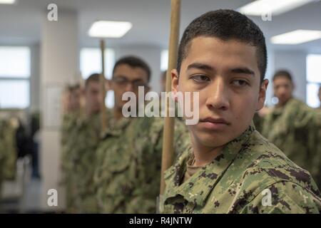 Grands Lacs, Illinois (oct. 29, 2018) une division de recruter à gauche robes tout en pratiquant les exercices militaires à l'intérieur de leur compartiment dans l'USS Kearsarge recruter des casernes à recruter le commandement de l'instruction. Plus de 30 000 recrues par année d'études supérieures de la marine est que boot camp. Banque D'Images