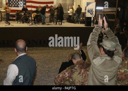 CAMP BONDSTEEL, Kosovo -- Les soldats, les civils, les Albanais kosovars, Kosovar-Serbians, enseignants, étudiants et leaders de partout au Kosovo, se sont réunis le 27 octobre au Camp Bondsteel's main stage pour participer à la KFOR au Kosovo, Concert profitez d'une performance en direct par friction, une bande de Pristina, Kosovo. L'animation musicale a été fourni pour établir et renforcer la confiance, la compréhension et la coopération entre les Kosovars d'origine serbe et albanaise et MNBG-E. Banque D'Images