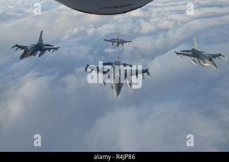 La Force aérienne belge quatre F-16 Fighting Falcon voler en formation derrière un KC-135 de l'US Air Force au cours de l'exercice Trident Stratotanker stade 18, dans l'espace aérien suédois, le 30 octobre 2018. L'exercice de l'OTAN comprend 31 pays et offre des occasions uniques de s'entraîner avec l'OTAN et de pays partenaires. Banque D'Images