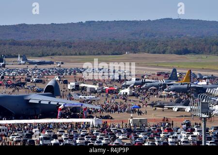 Des milliers de clients ont visité le jour d'ouverture au cours de la Thunder sur l'air et de l'espace Rock Show à la base aérienne de Little Rock, Arkansas, Octobre 27, 2018. Le spectacle aérien a présenté d'autres démonstrations aériennes telles que l'armée américaine Golden Knights et la U.S. Air Force Thunderbirds. Banque D'Images