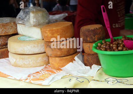 Fromage fermier - marché le dimanche à Buenos Aires autour de la basilique Banque D'Images