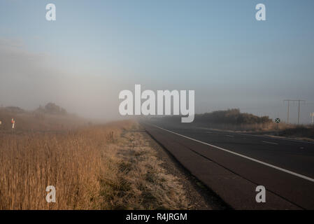 Misty route dans l'outback australien pays de la Nouvelle Galles du Sud Banque D'Images