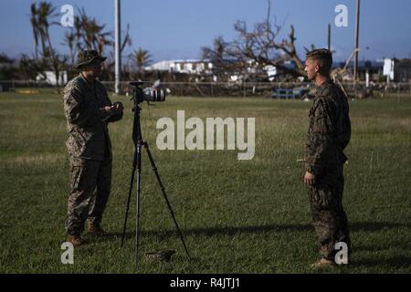 Lance le Cpl. Angelo Garavito interviews Lance Cpl. Jermiah Cornell au cours de l'appui de la défense aux autorités civiles de secours sur Tinos, Commonwealth des îles Mariannes du Nord, le 1 novembre 2018. Garavito, un jeune de 20 ans avec le vidéaste combat 31e Marine Expeditionary Unit, est un natif de Tampa, en Floride. Il s'engage en janvier 2017 après avoir obtenu son diplôme de A. P. Leto High School en mai 2016. Cornell, un jeune de 20 ans assistant ingénieur attaché à combattre le 31 Bataillon logistique et originaire de Schenectady, New York, a fait appel en juin 2017 après avoir obtenu son diplôme de l'école secondaire de Schenectady en mai le sam Banque D'Images