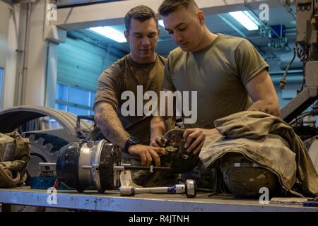 Les soldats de l'Armée américaine affecté à la 51e Compagnie de composite, 18e Bataillon de soutien au maintien en puissance de combat, 16e Brigade de maintien en puissance, effectuer la maintenance d'un composant d'un système européen de transport d'équipement lourd au cours de l'exercice Trident stade 18, à Verdal, Norvège, le 31 octobre 2018. Stade 18 Trident est un exercice global en faveur de l'interopérabilité et la cohésion entre les États-Unis et ses alliés et partenaires européens pour améliorer la préparation et assurer le maintien de la paix et de la stabilité dans la région. Banque D'Images