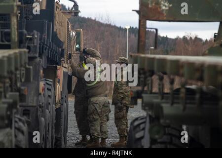 Les soldats de l'Armée américaine affecté à la 51e Compagnie de composite, 18e Bataillon de soutien au maintien en puissance de combat, 16e Brigade de maintien en puissance, fixer un miroir brisé au cours de l'exercice Trident stade 18, à Verdal, Norvège, le 31 octobre 2018. Stade 18 Trident est un exercice global en faveur de l'interopérabilité et la cohésion entre les États-Unis et ses alliés et partenaires européens pour améliorer la préparation et assurer le maintien de la paix et de la stabilité dans la région. Banque D'Images