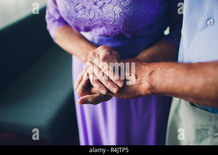 Deux anneaux d'or dans la main de la marié. La mariée prend l'anneaux d'or de la main de l'époux. Banque D'Images