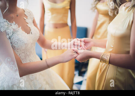 Deux anneaux d'or dans la main de la marié. La mariée prend l'anneaux d'or de la main de l'époux. Banque D'Images