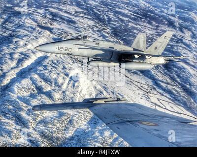 Un F-18 a décollé de l'Espagne et s'est envolé pour la Norvège en moins de cinq heures et d'un ravitaillement en vol pour soutenir l'OTAN de l'exercice Trident sur Oct 29. Avec environ 50 000 membres du personnel participant à l'exercice Trident Stade 2018, c'est l'un des plus grands exercices de l'OTAN au cours des dernières années. Autour de 250 appareils, 65 navires et plus de 10 000 véhicules sont impliqués dans l'exercice en Norvège. Banque D'Images