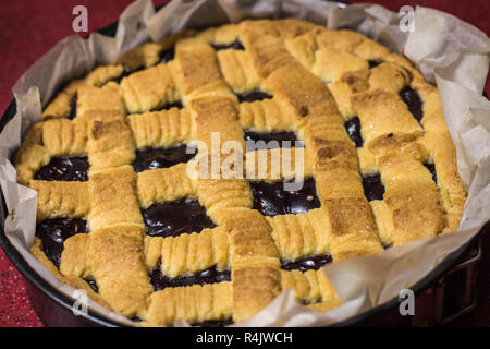 Fresh baked american pie avec les cerises et le pouding à la vanille Banque D'Images