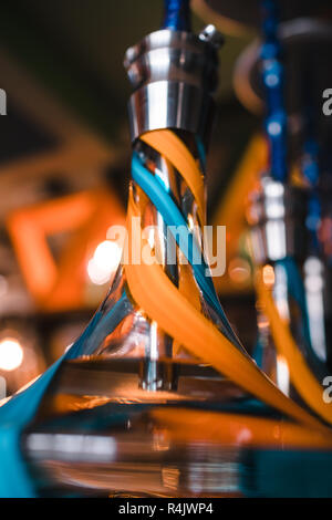 Narguilé bleu avec tube en caoutchouc noir et bleu et blanc flask Banque D'Images