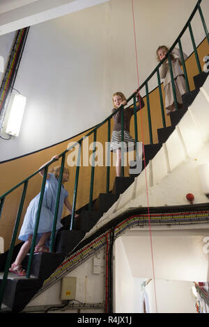 Les touristes / visiteurs ascend / Enfants / kids / soeurs grimper l'escalier à l'intérieur de Saint Catherine's phare / St Catherines light house interior sur l'île de Wight. UK. (98) Banque D'Images