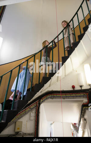 Les touristes / visiteurs ascend / Enfants / kids / soeurs grimper l'escalier à l'intérieur de Saint Catherine's phare / St Catherines light house interior sur l'île de Wight. UK. (98) Banque D'Images