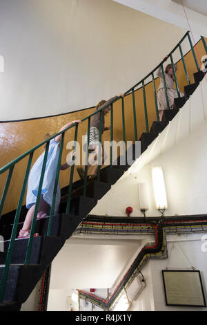 Les touristes / visiteurs ascend / Enfants / kids / soeurs grimper l'escalier à l'intérieur de Saint Catherine's phare / St Catherines light house interior sur l'île de Wight. UK. (98) Banque D'Images