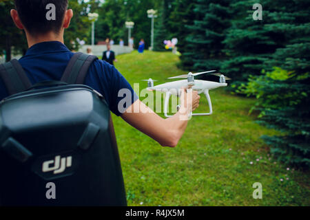 UFA, RUSSIE - 11 juillet 2018 : Drone DJI Phantom 4. Quadrocopter contre le ciel bleu avec des nuages blancs. Banque D'Images