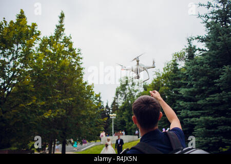 UFA, RUSSIE - 11 juillet 2018 : Drone DJI Phantom 4. Quadrocopter contre le ciel bleu avec des nuages blancs. Banque D'Images