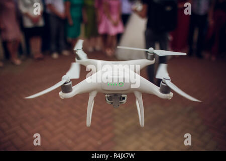 UFA, RUSSIE - 11 juillet 2018 : Drone DJI Phantom 4. Quadrocopter contre le ciel bleu avec des nuages blancs. Banque D'Images