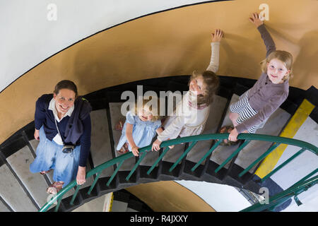 Maman et mère de famille enfants / kids / touristes / visiteurs descendent l'escalier à l'intérieur de Saint Catherine's phare sur l'île de Wight. Royaume-uni l'Angleterre. (98) Banque D'Images