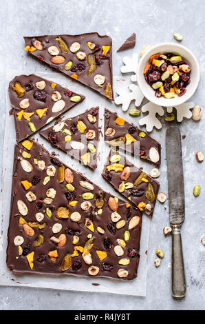 Plaque de chocolat aux fruits secs et noix Banque D'Images