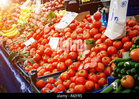 Marché fermier turc. Tas de légumes biologiques frais sur le comptoir de concombres, tomates Banque D'Images