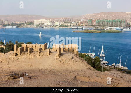 Vue d'un village nubien dans le désert près d'Assouan, Egypte. Banque D'Images