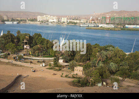 Vue d'un village nubien dans le désert près d'Assouan, Egypte. Banque D'Images