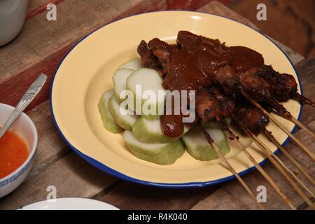 Sate Ayam Madura. Les plus populaires poulet satay indonésienne provient de Madura, Est de Java. Banque D'Images