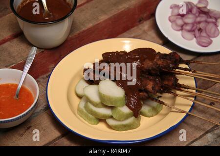 Sate Ayam Madura. Les plus populaires poulet satay indonésienne provient de Madura, Est de Java. Banque D'Images