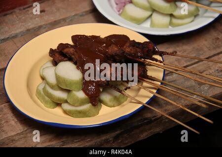 Sate Ayam Madura. Les plus populaires poulet satay indonésienne provient de Madura, Est de Java. Banque D'Images