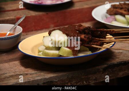 Sate Ayam Madura. Les plus populaires poulet satay indonésienne provient de Madura, Est de Java. Banque D'Images