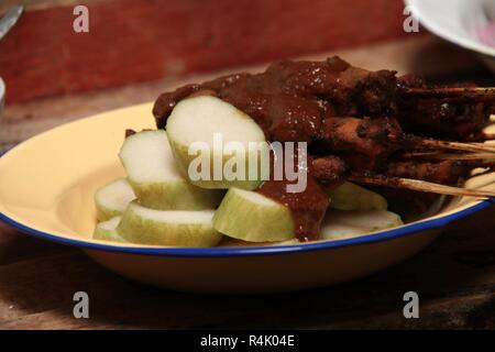 Sate Ayam Madura. Les plus populaires poulet satay indonésienne provient de Madura, Est de Java. Banque D'Images