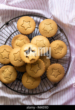 Petits pâtés de petits fruits sur un gâteau de refroidissement fil rack. Banque D'Images