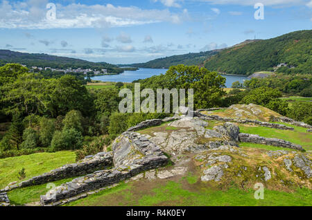 Regardant Llyn Padarn Château de Dolbadarn près de Llanberis, Parc National de Snowdonia, le Nord du Pays de Galles Banque D'Images