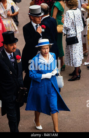 Les courses d'Ascot Angleterre UK 1986 numérisé en 2018 la famille royale britannique arriver et marcher environ à Royal Ascot en 1986. Sa Majesté la Reine Elizabeth II et le Prince Philip. Les membres du public vêtus de beaux chapeaux et chapeaux haut et la queue pour les hommes de Royal Ascot. Banque D'Images