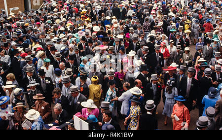 Les courses d'Ascot Angleterre UK 1986 numérisé en 2018 la famille royale britannique arriver et marcher environ à Royal Ascot en 1986 Membres du public vêtus de beaux chapeaux et chapeaux haut et la queue pour les hommes de Royal Ascot. Banque D'Images