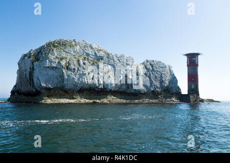 Les aiguilles et son phare sous le soleil d'été avec le ciel bleu et le soleil. Île de Wight. UK. Vu d'un bateau de plaisance Tourisme Alum Bay. (98) Banque D'Images