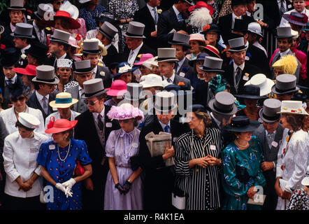 Les courses d'Ascot Angleterre UK 1986 numérisé en 2018 la famille royale britannique arriver et marcher environ à Royal Ascot en 1986 Membres du public vêtus de beaux chapeaux et chapeaux haut et la queue pour les hommes de Royal Ascot. Banque D'Images