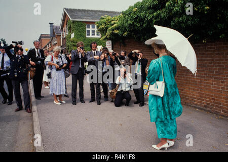 Les courses d'Ascot Angleterre UK 1986 numérisé en 2018 photographie photographes de presse portant des chapeaux mesdames arrivant fin Banque D'Images