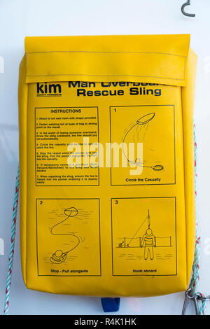 KIM Man Overboard Rescue Sling dans pochette jaune contenant de rangement coffre rescue sling / sangle pour sauver des gens qui ont pu tomber / à l'eau et dans la mer. UK Banque D'Images