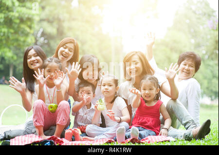 Plusieurs générations d'Asie plein air famille Banque D'Images