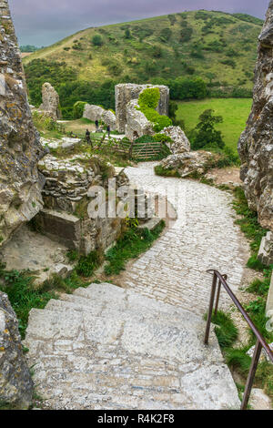 Les ruines historiques de Corfe Castle dans le comté de Dorset, Angleterre. Banque D'Images