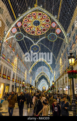 Des foules de gens marchant sur la rue Calle Marques de Larios, décoré avec des décorations de Noël, Malaga, Espagne Banque D'Images