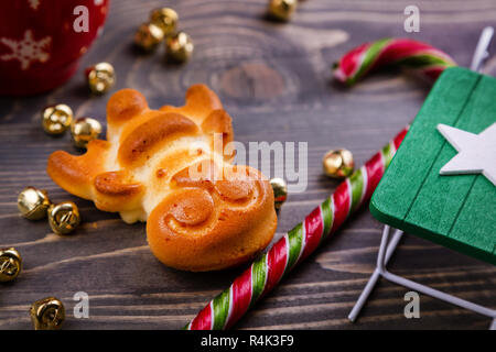 Arrière-plan avec de délicieux cookies, tasse de café et d'un décor de Noël sur la table en bois Banque D'Images
