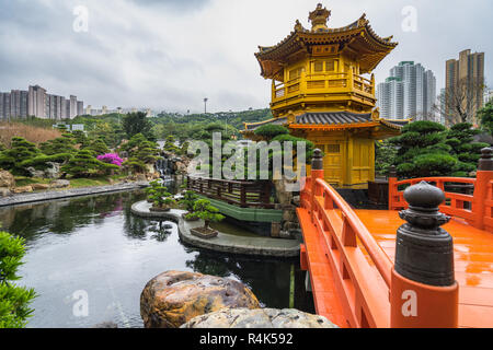 La Pagode d'or dans la région de Nan Lian Garden est l'un des plus populaires attractions touristiques de Hong Kong Banque D'Images