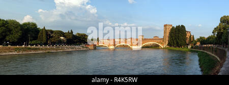 Photo panoramique du pont Scaliger mène à la forteresse de Scaliger Vérone, Verona, Italie Banque D'Images