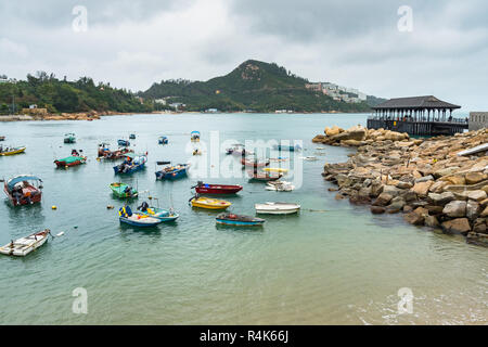 Stanley baie pleine de bateaux de pêche colorés, avec le Blake Pier sur la droite. Stanley, l'île de Hong Kong, Hong Kong, Janvier 2018 Banque D'Images