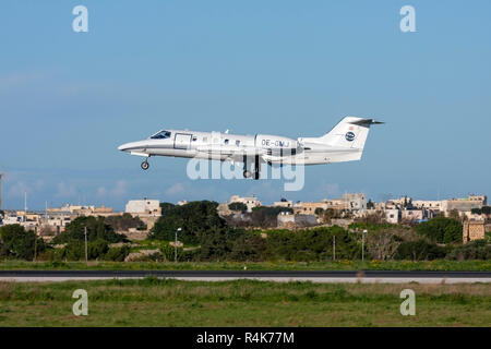 Une salle de Gates Learjet 35A sur la piste 32 de finale. Banque D'Images