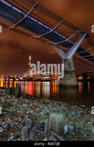 Le Millennium Bridge avec le fragment dans l'arrière-plan, Londres Angleterre, la pollution lumineuse très visible sur les nuages bas Banque D'Images