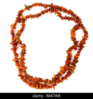 Chaîne de perles d'ambre baltique isolé sur fond blanc. Collier ambre orange vif de matières perles en un cercle Banque D'Images